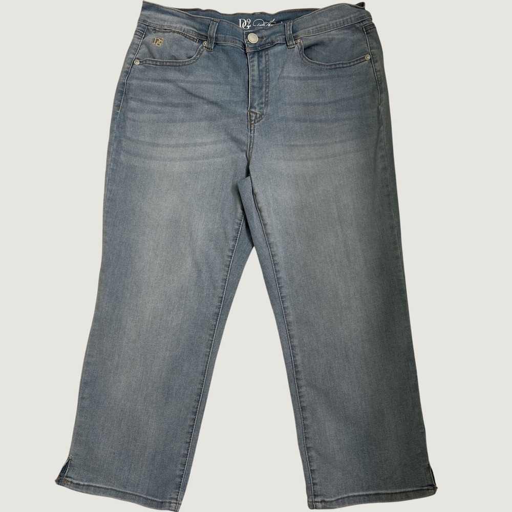 DG2 Diane Gilman Light Wash Cropped Jeans Size 10P Coolmax Stretch Denim Capris